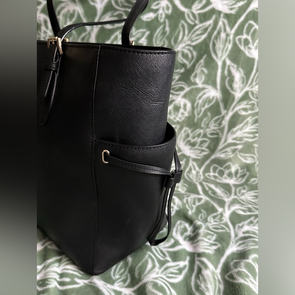 Michael Kors Voyager Large Saffiano Leather Tote Bag Black with Gold Hardware - Picture 2 of 16